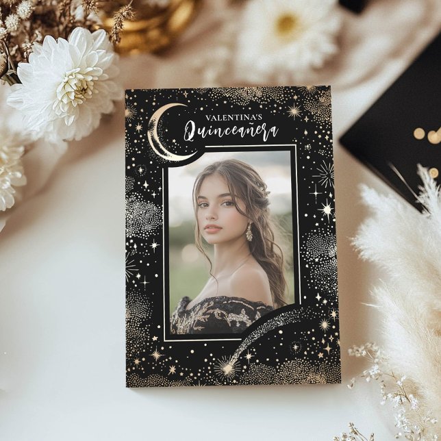 Convite Estrelas Douradas Celestiais Foto da Noite da Lua  (Quinceanera 15th birthday photo invitations with gold moon and stars on the black background)