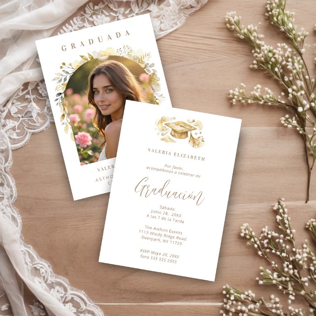 Convite Exquisite Beige Graduate Cap Floral Arch Photo (Exquisite Graduate Cap in Beige Tones Graduation Invitation Card Design in Spanish with Front Photo.)