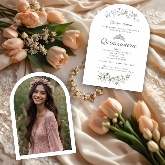 Convite Exquisite Romantic Minimal Spring Floral Tiara XVs (Exquisite Romantic Minimalist Spring Floral Bouquet Quinceañera Spanish Invitations Cards.)