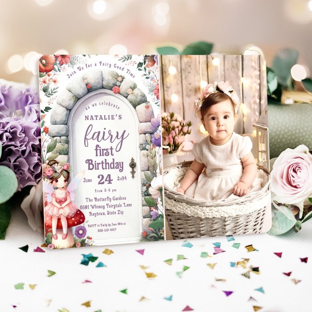 Convite Fada Fada Encantada Foto de Primeiro Aniversário (Fairy First Birthday Photo Invitation with Brown Hair Fairy Girl and Enchanted Fairy Doorway.)