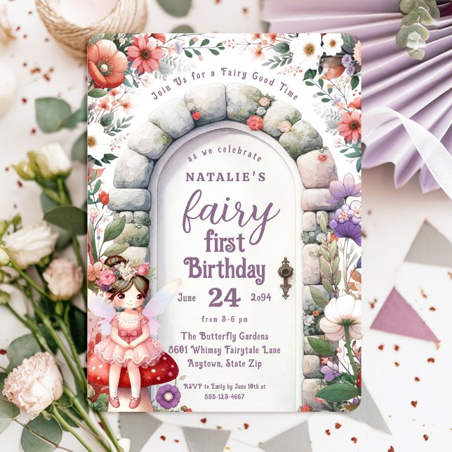 Convite Fada-Porta-Fada, Fada-Cabelo-Castanho, Primeira Fe (Fairy First Birthday Invitation with Brown Hair Fairy Girl and Enchanted Doorway)