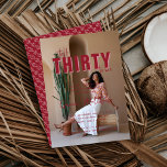 Convite Fale 30 comigo | Foto de aniversário de 30 anos<br><div class="desc">Convites de festas de aniversários modernos com tipografia vermelha ousada sobrepõem-se à sua foto favorita. Pode ser personalizado para qualquer idade e cores. Não fica melhor que esta combinação de cores. Modernos e divertidos, incríveis tons de rosa e vermelho doce são muito charmosos e doces! Celebre o seu próximo giro...</div>