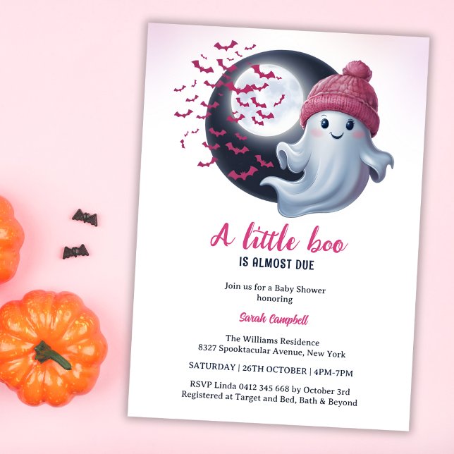 Convite Fantasma Bonito Um Pequeno Chá de fraldas De Hallo (Cute Ghost A Little Boo Is Almost Due Halloween-Themed Pink Girl Baby Shower Invitation)