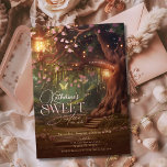 Convite Fantasy Woodland Encantado Forest Glow Sweet 16<br><div class="desc">Essa design cativante os convida a entrar em uma floresta mágica onde florescem flores brancas em matizes vibrantes e borboletas delicadas entre as folhagens. Cada canto da floresta está vivo com cor e maravilha, criando uma atmosfera de pura magia e prazer. Perfeito por celebrar um Doce Dezesseis com charme e...</div>