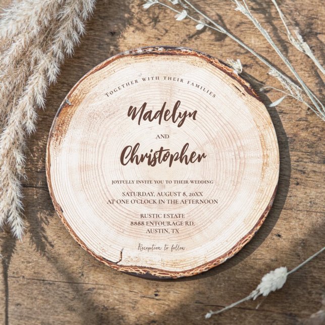 Convite Fatia de Madeira com Letreiro de Casamento Rústico (Unique round wedding card with a rustic wood cut slice background.)