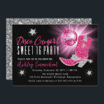 Convite Faux Glitter Pink Disco Cowgirl Sweet 16 Party<br><div class="desc">Coloque sua festa no estilo retrô 70 com este design falso rosa e cintilante prateado e bola de espelhamento rosa "Disco Cowgirl Sweet 16". Design composto por Holiday Hearts Design (direitos reservados).</div>