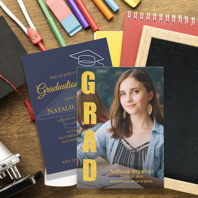 Convite Faux Gold GRAD Photo Class 2026 Graduation Party (Modern Faux Gold Foil GRAD Photo Class of 2026 Graduation Party Invitation )