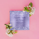 Convite Faux Periwinkle Glitter and Foil aniversário de 40<br><div class="desc">Um monograma glamouroso de 40º ou outro convite de aniversário para ela. Brilhante azul-roxa-esbranquiçada contra uma imagem gráfica de folha metálica brilhante. O monograma e o texto da caligrafia azul e branca do índigo rico podem ser personalizados. Todo o brilho e brilho neste design de menina moderno são criados com...</div>