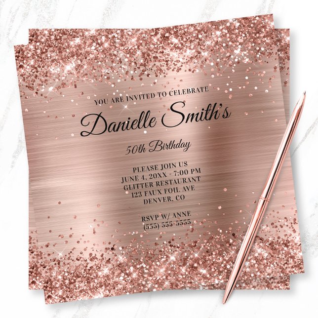 Convite Faux Rosa Dourado Glitter Foil Monograma 50. º Ani (Glittery Rose Gold 50th Birthday Invite for Her)