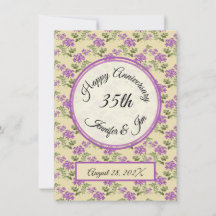 Feliz aniversário Violações Roxas em Amarelo Pálid