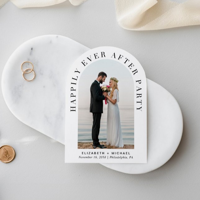 Convite Feliz Casamento de Foto em Festas (Celebrate your love story with an invitation showcasing your favorite photo in an elegant arch frame)