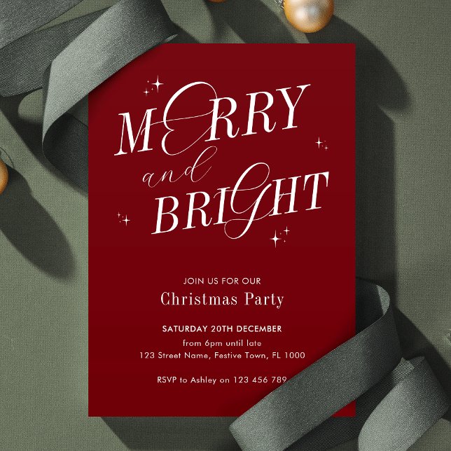Convite Feliz e Bright Red Elegante Script Moderno Natal (Elegant Christmas party invitation in red and white with modern calligraphy and white sparkles)