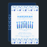 Convite Feliz Hanukkah Bela Festa Judaica<br><div class="desc">Convite Feliz para a Festa de Hanukkah - Linda Carta de Férias Judaicas. Fundo da festa judaica Chanukkah com símbolos decorativos tradicionais de Chanuka - dreidels de madeira (pião), donuts, hanukkiah menorá, velas, estrela de David e papel de parede de luzes brilhantes no padrão azul-marinho. Decoração do Evento do Festival...</div>