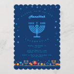 Convite Feliz Hanukkah Belo Feriado Judeu<br><div class="desc">Feliz Convite de festas Hanukkah Belo Cartão de Férias Judaicas. A formação de Holiday Chanukkah judeu com símbolos decorativos tradicionais de Chanuka - sonhos de madeira (rodando), rosquinhas, hanukkiah menorah, velas, estrela de David e padrão de ouro de papel de parede brilhando. Festa de Chanucá das Luzes Decoração do Evento....</div>