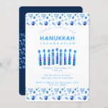 Convite Feliz Hanukkah Belo Feriado Judeu<br><div class="desc">Feliz Convite de festas Hanukkah Belo Cartão de Férias Judaicas. Históricos de Holiday Chanukkah judeus com símbolos decorativos tradicionais de Chanuka - sonhos de madeira (rodando), rosquinhas, menorah hanukkiah, velas, estrela de David e padrão azul de marinho de papel de parede brilhando. Festa de Chanucá das Luzes Decoração do Evento....</div>