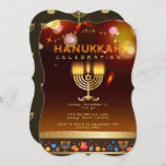 Convite Feliz Hanukkah Belo Feriado Judeu<br><div class="desc">Feliz Convite de festas Hanukkah Belo Cartão de Férias Judaicas. A formação de Holiday Chanukkah judeu com símbolos decorativos tradicionais de Chanuka - sonhos de madeira (rodando), rosquinhas, hanukkiah menorah, velas, estrela de David e padrão de ouro de papel de parede brilhando. Festa de Chanucá das Luzes Decoração do Evento....</div>