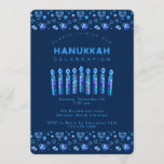 Convite Feliz Hanukkah Belo Feriado Judeu<br><div class="desc">Feliz Convite de festas Hanukkah Belo Cartão de Férias Judaicas. Históricos de Holiday Chanukkah judeus com símbolos decorativos tradicionais de Chanuka - sonhos de madeira (rodando), rosquinhas, menorah hanukkiah, velas, estrela de David e padrão azul de marinho de papel de parede brilhando. Festa de Chanucá das Luzes Decoração do Evento....</div>