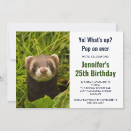 Convite Ferreto castanho-bonito na grama