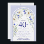 Convite Festa aniversário de 40 anos de Arco Floral Branco<br><div class="desc">Um bonito padrão floral azul e branco decora um arco de Boho. As margaridas brancas elegantes e as flores silvestres de prados azuis agudos criam o primavera perfeito e a paleta de verão. Pop de texto azuis nítidos contra o fundo branco. Design feminina e elegante. Este elemento faz parte da...</div>