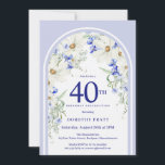 Convite Festa aniversário de 40 anos de Arco Floral Branco<br><div class="desc">Um bonito padrão floral azul e branco decora um arco de Boho. As margaridas brancas elegantes e as flores silvestres de prados azuis agudos criam o primavera perfeito e a paleta de verão. Pop de texto azuis nítidos contra o fundo branco. Design feminina e elegante. Este elemento faz parte da...</div>