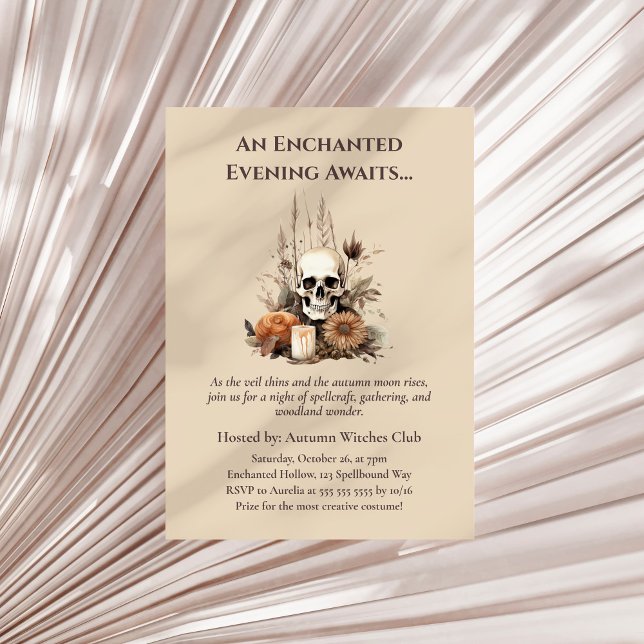 Convite Festa Boho Gothic Fall com Crânio e Flores (Boho Gothic Fall Party with Skull and Flowers Invitation on a boho neutral dry palm leaf)