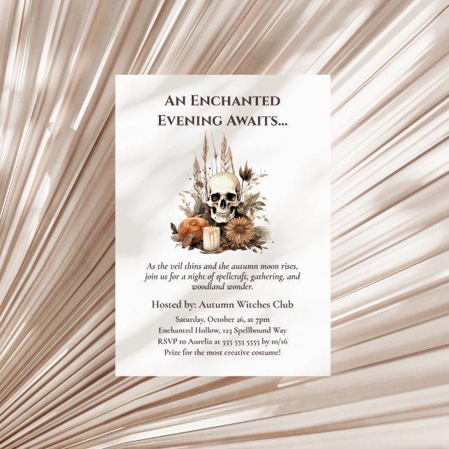 Convite Festa Boho Gothic Fall com Crânio e Flores (Boho Gothic Fall Party with Skull and Flowers Invitation on a sunny neutral dry palm leaf.)