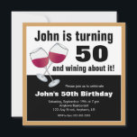 Convite Festa de aniversário 50ª Vinho<br><div class="desc">Este convite de aniversário 50º apresenta um gráfico de dois copos de vinho tinto e o texto engraçado: (nome) está fazendo 50 e ganhando com isso! O convite oferece texto personalizável para que você adicione os detalhes de sua parte. A cor de fundo é dourada e pode ser personalizada para...</div>