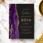 Convite Festa de aniversário 60ª de Agate Dourado roxo<br><div class="desc">A borda esquerda deste elegante convite de aniversário moderno apresenta uma cor d'água roxa,  borda agitada com brilho dourado. O texto personalizável combina manuscrito dourado,  fontes em copperplate e itálico em um fundo preto de slate. O verso apresenta um design de agate roxo e dourado correspondente.</div>