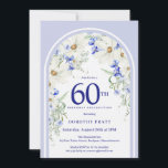 Convite Festa de aniversário 60 - Arco Floral Branco Azul<br><div class="desc">Um bonito padrão floral azul e branco decora um arco de Boho. As margaridas brancas elegantes e as flores silvestres de prados azuis agudos criam o primavera perfeito e a paleta de verão. Pop de texto azuis nítidos contra o fundo branco. Design feminina e elegante. Este elemento faz parte da...</div>