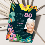 Convite Festa de aniversário da avó de verão tropical<br><div class="desc">Um belo design tropical com coloração aquosa colorida de elementos florais que incluem flores de hibisco, flores de gengibre e uma variedade de folhagem tropical. A aparência é vibrante e viva e dá o tom para sua celebração no estilo aloha. Um quadro de fotos da moda em volta do seu...</div>