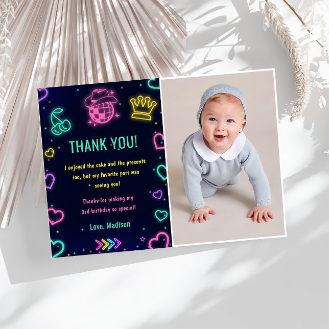 Convite Festa de aniversário das luzes de neon brilhantes (Criador carregado)