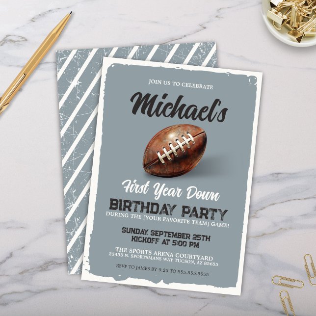 Convite Festa de Aniversário de 1 Ano com Tema de Futebol  (Vintage grey football theme party invitation with antique football for 1st birthday or watch party)