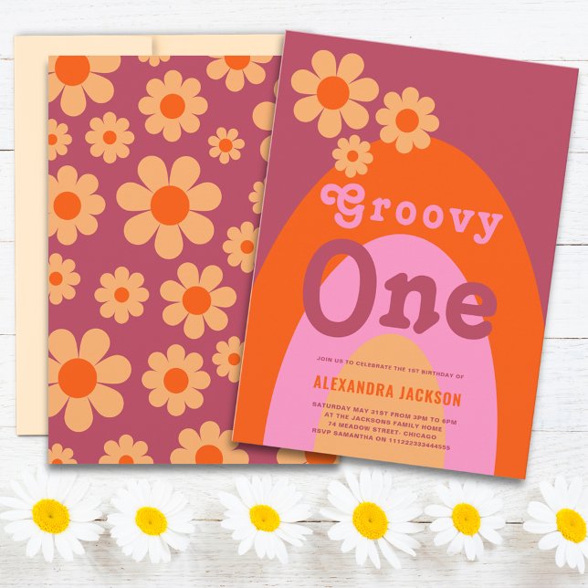 Convite Festa de Aniversário de 1 Ano Groovy One Daisy Arc (Groovy one retro daisy arch 1st birthday party invitation orange pink yellow)