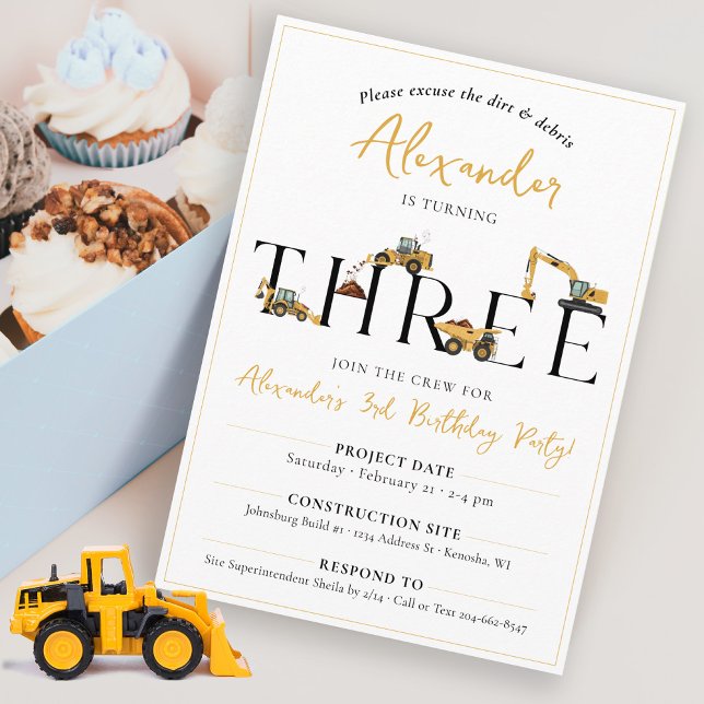 Convite Festa de aniversário de 3 anos de Bombeiros de Con (Cute modern minimalist dump truck construction THREE 3rd birthday party invitation for a boy)