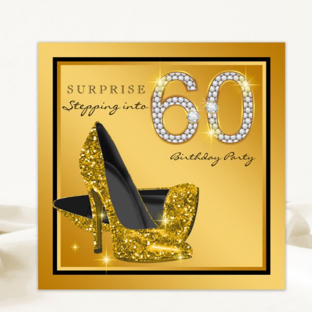 Convite Festa de Aniversário de 60 anos surpresa preta par (Elegant black gold glitter high heel shoe 60th birthday invitation with pretty gold diamond numbers.)