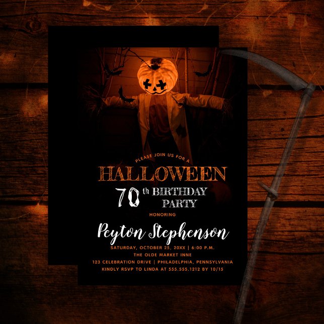 Convite Festa de aniversário de 70 do Assustador de Abóbor (Creepy barn scene pumpkin scarecrow adult Halloween 70th Birthday Party Invitation)