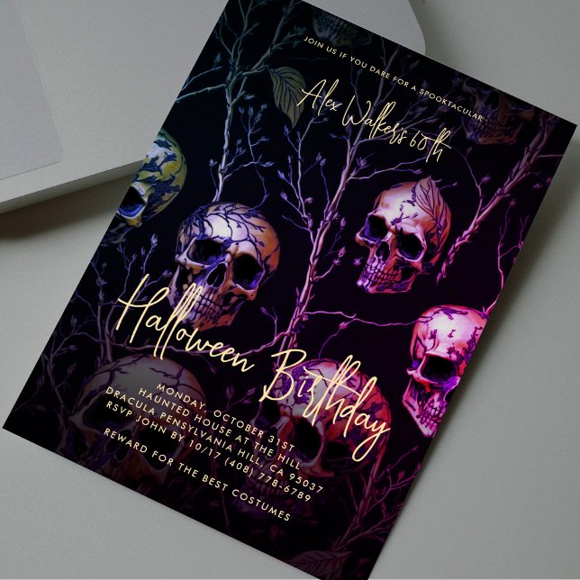 Convite Festa de aniversário de Dia das Bruxas Dourada, Ca (Adult Halloween Birthday Party Gold Purple Skull Modern Invitation
)
