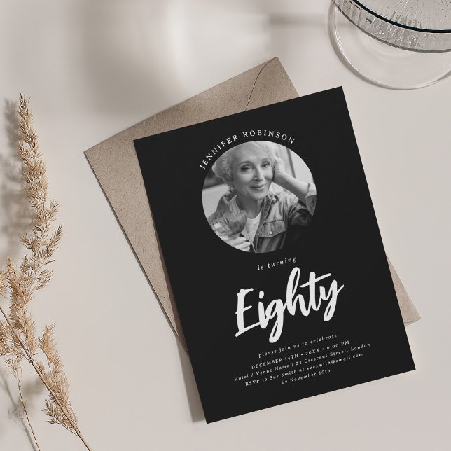Convite Festa de aniversário de Fotografia com Script Mini (Minimalist Script Photo 80th Birthday Party Black Invitation)