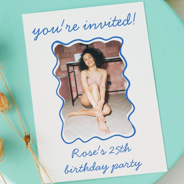 Convite Festa de aniversário de Fotografias de Borda ondul (quirky funk hand drawn wavy border frame photo birthday party invitation blue modern cute bday card)