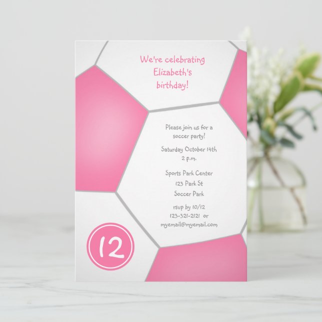 Convite festa de aniversário de futebol feminino rosa (Em pé/Frente)