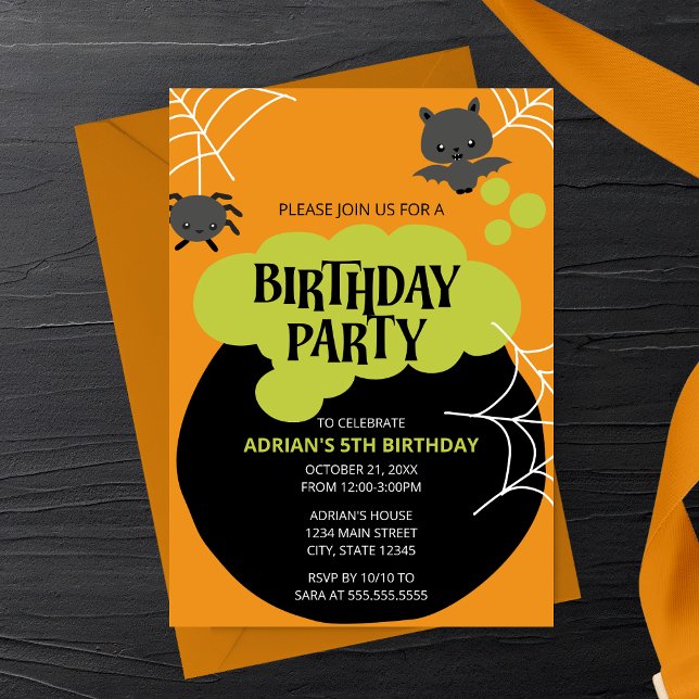 Convite Festa de Aniversário de Halloween do Caldeirão da  (Orange Witch's Cauldron Halloween Birthday Party Invitation| Cartoon Bat and Spider)