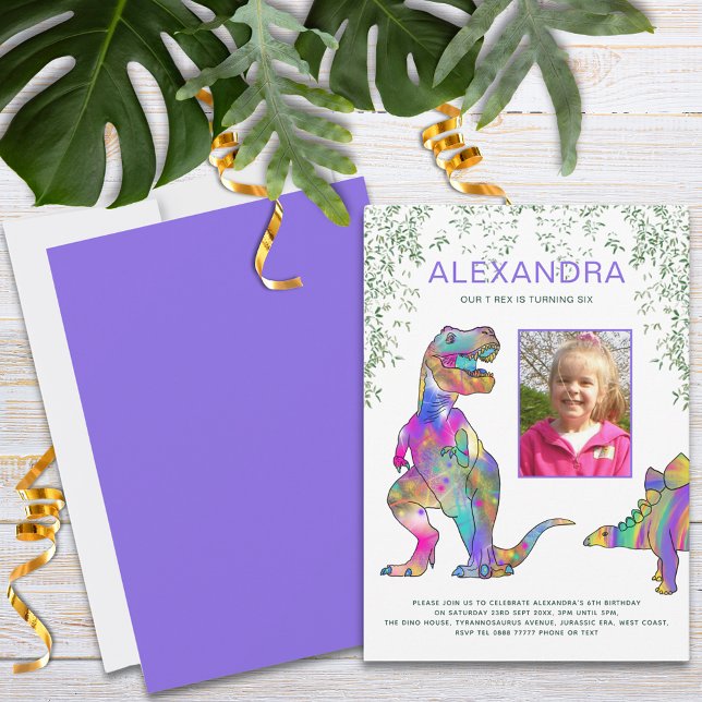 Convite Festa de aniversario de meninas do Dinossauro - Pú (Colorful dinosaur girls photo birthday party invitation with T-Rex and stegosaurus purple pink blue)