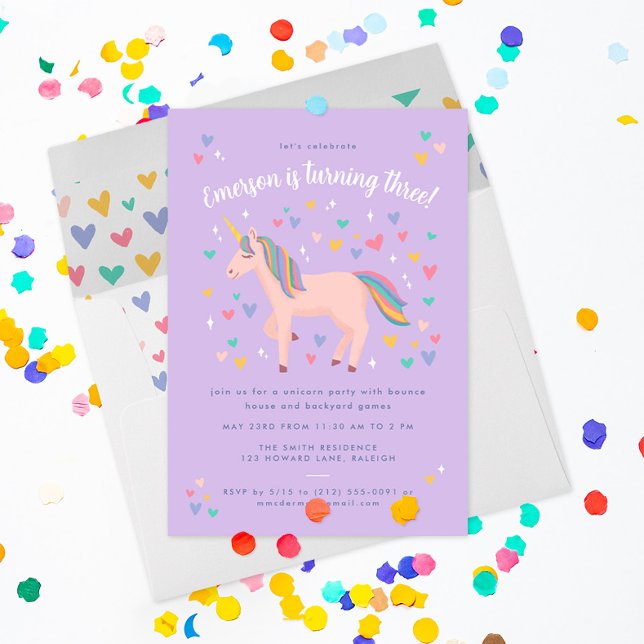 Convite Festa de Aniversário de Unicórnio Arco-íris Pastel (a pretty pink unicorn with hearts and stars invites friends to a magical party on this purple invite)