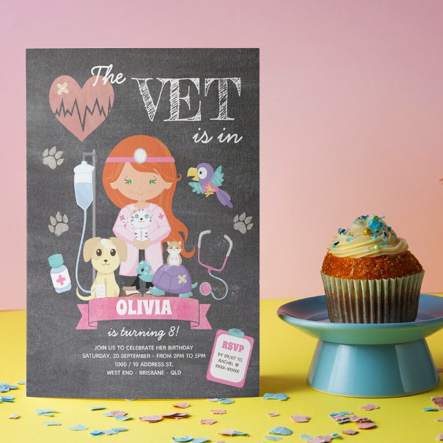 Convite Festa de aniversário de Vet de Placa Verde Redhead (This girl’s vet birthday invitation is just the right medicine to your celebration!)