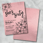 Convite Festa de aniversário Dourada Floral 60ª rosa<br><div class="desc">Este elegante convite de 60 anos apresenta um fundo de folha de ouro falso-chic com fontes pretas elegantes e sotaques florais pretos, perfeito para alguém que é jovem no coração. A design apresenta uma mistura de tipografia moderna com "ela tem sessenta" e uma fonte serif clássica para um olhar refinado....</div>