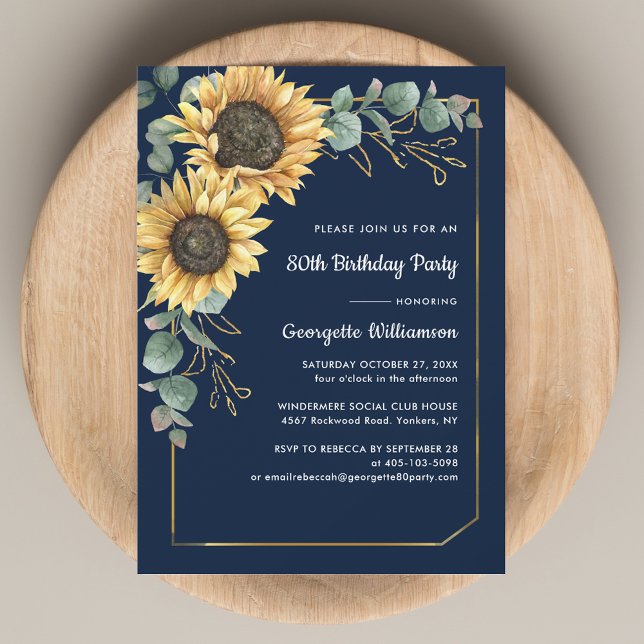 Convite Festa de aniversário Elegante Eucalipto Girassol 8 (Sunflower Eucalyptus Floral 80th Birthday Navy Blue Party Invitation)