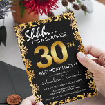 Convite Festa de aniversário preto e 30 Dourado na moda Su<br><div class="desc">Ponha o tom para uma festa memorável com nossos convites de aniversário de surpresa de na moda preto e ouro. Esses modelos de convite apresentam uma borda de ornamentado ouro exclusiva definida em um fundo preto de classe. Os números de ouro que chamam a atenção exibem a idade do celebrante,...</div>