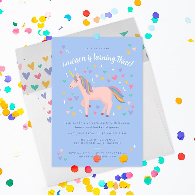 Convite Festa de aniversário Unicórnio Arco-Íris Azul Páli (blush pink unicorn with hearts and stars invites friends to a magical party on this soft blue invite)