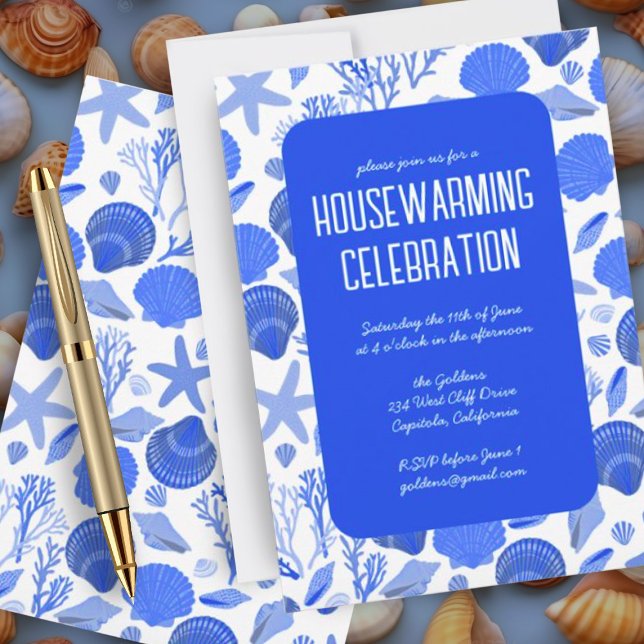 Convite Festa de Aquecimento Doméstico de Praia Chic, Blue (Custom housewarming party invitation with a blue and white nautical ocean seashell pattern)