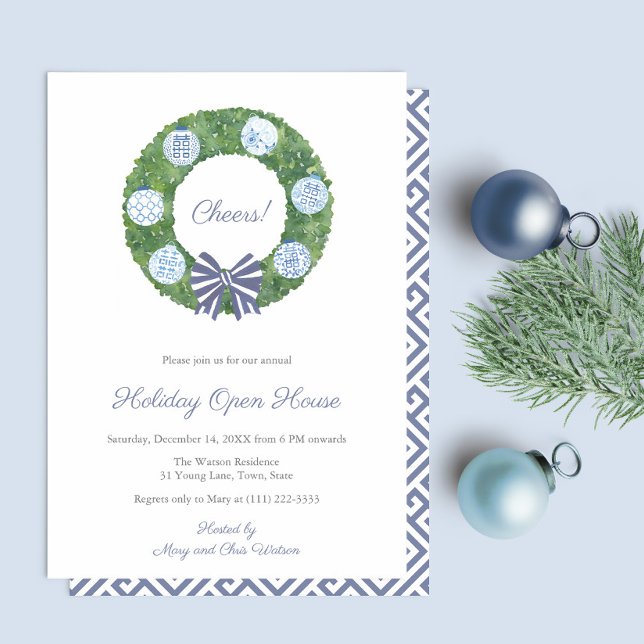 Convite Festa de Bebidas de Natal Preppy Boxwood (Holiday Open House party invitation: Preppy boxwood wreath with blue and white ginger jar ornaments.)